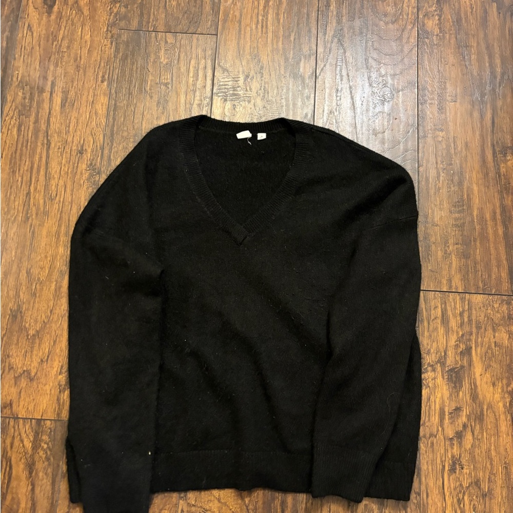 GAP Black V-Neck Sweater
